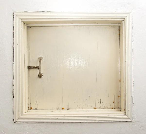 Белое деревянное окно — стоковое фото