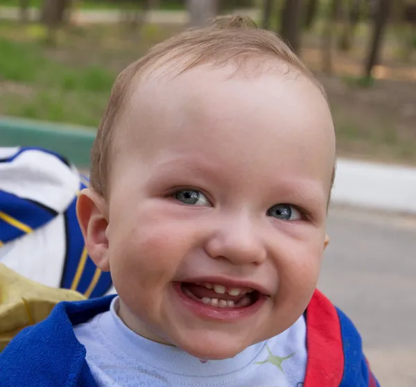 Portret uśmiechnięty chłopiec o charakterze — Zdjęcie stockowe