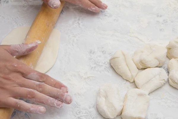 Flour in capacity with dough and rolling pin — Stock Photo, Image