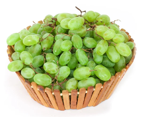 Uvas verdes em uma cesta em um fundo branco — Fotografia de Stock