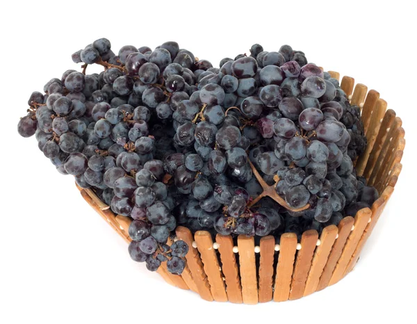 Czarny winogron w kosz na białym tle — Zdjęcie stockowe