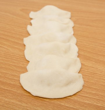 bir kesme tahtası üzerinde ev yapımı et köfte