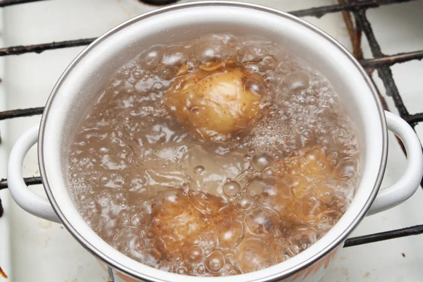 Patatas nuevas hirviendo en agua hirviendo — Foto de Stock