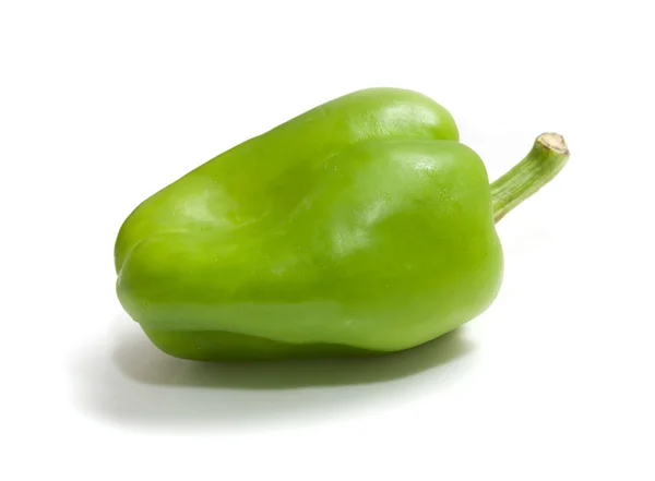 Grüne Paprika auf weißem Hintergrund — Stockfoto