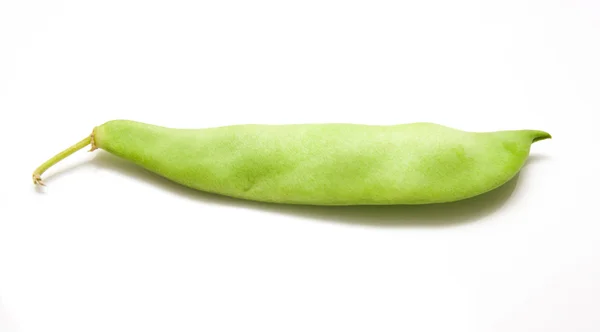 Zelený řetězec bean na bílém pozadí — Stock fotografie