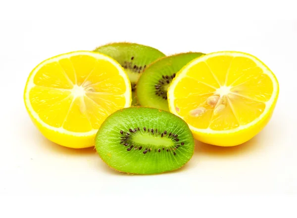 Limón y kiwi sobre fondo blanco —  Fotos de Stock
