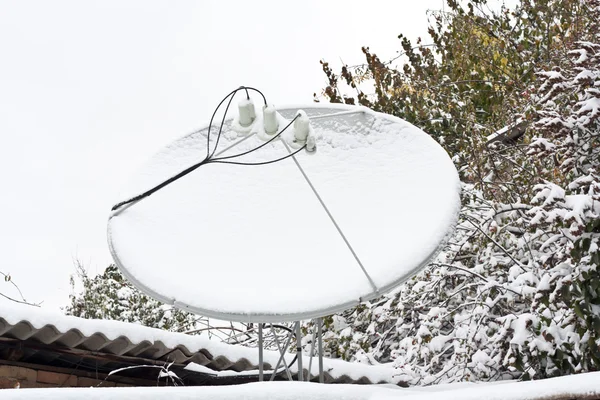 Δορυφορική κεραία καλυμμένα με χιόνι — Φωτογραφία Αρχείου