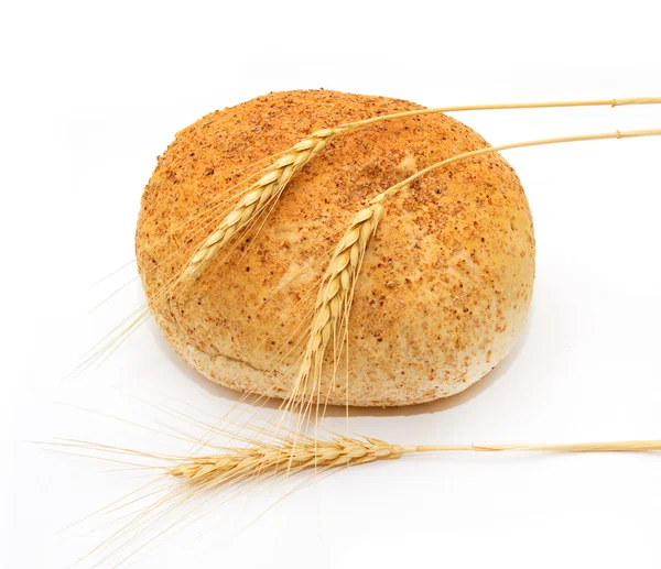 Grano e pane su fondo bianco — Foto Stock