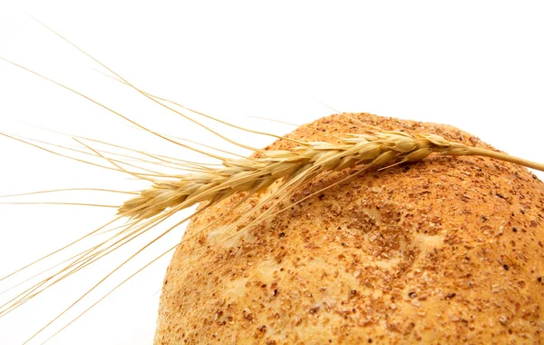 Pšenice a chléb na bílém pozadí — Stock fotografie