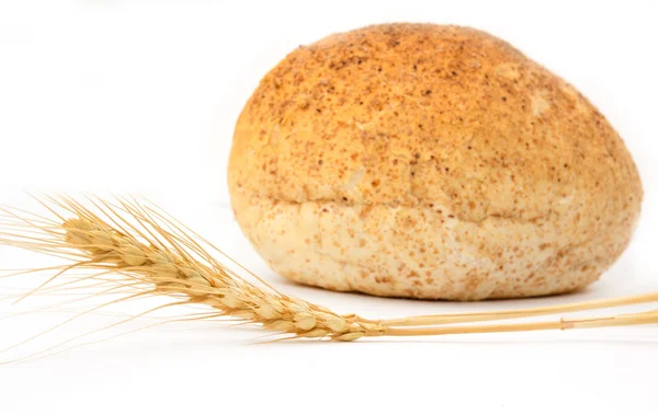 Beyaz arka planda buğday ve ekmek — Stok fotoğraf