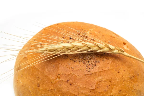 Beyaz arka planda ekmek ve buğday — Stok fotoğraf