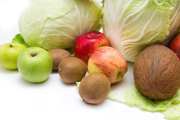 Овощи и фрукты на белом фоне — стоковое фото
