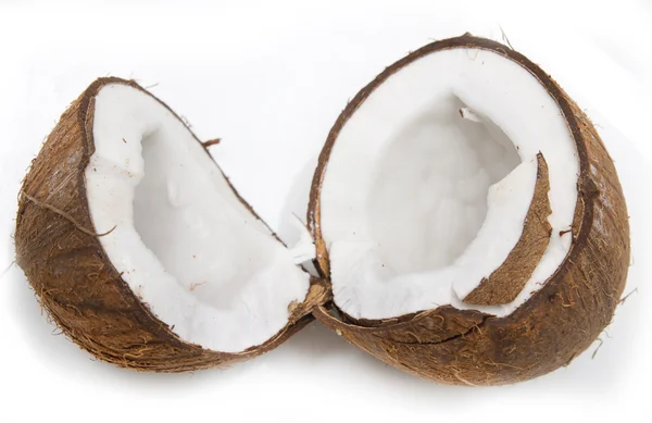 O coco dividido em um fundo branco — Fotografia de Stock