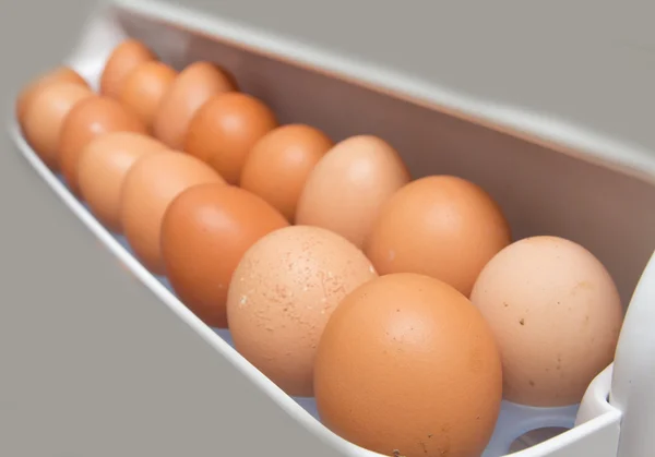 Gros plan d'une pile d'œufs bruns dans le réfrigérateur — Photo