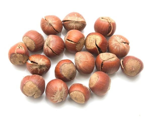 Hasselnötter på en vit bakgrund — Stockfoto