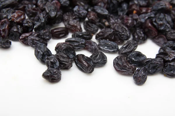 Raisins noirs sur fond blanc — Photo