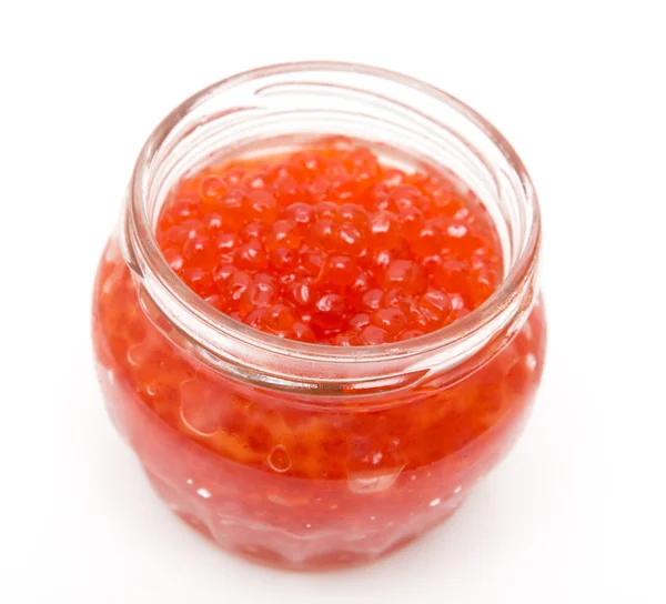 Caviar vermelho no banco em um fundo branco — Fotografia de Stock