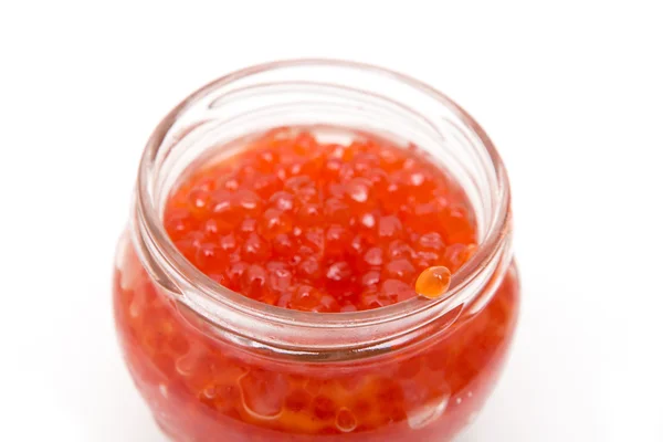 Caviar rojo en la orilla sobre un fondo blanco —  Fotos de Stock