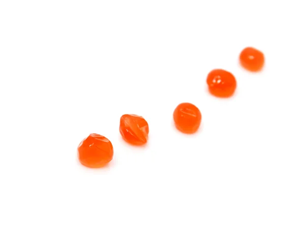 Röd kaviar på vit bakgrund. makro — Stockfoto