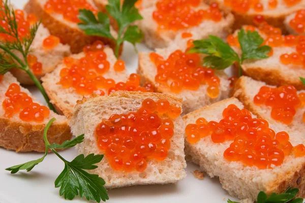 Roter Kaviar auf Brot mit Petersilie — Stockfoto