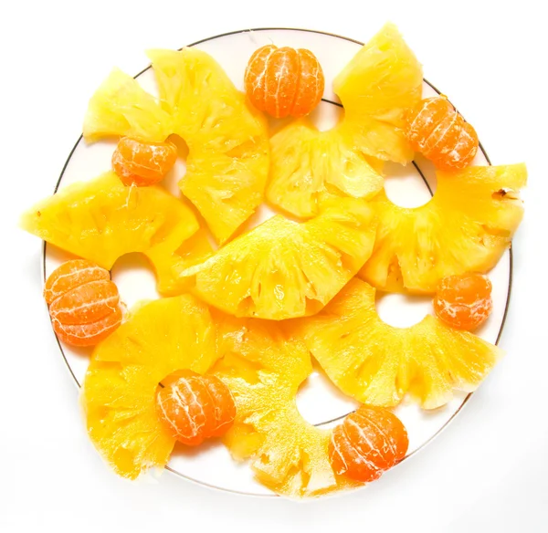 Mandarini con ananas su fondo bianco — Foto Stock