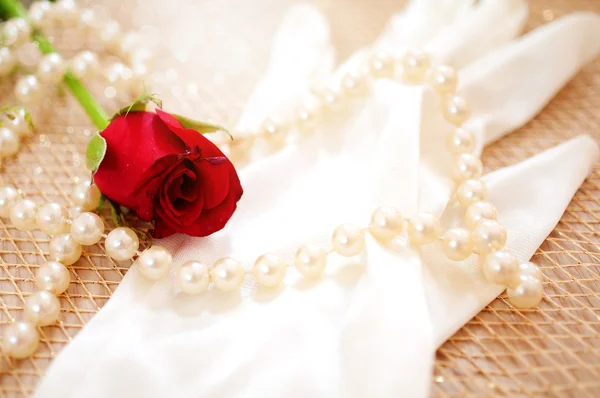 Rosa y perlas con guante vintage —  Fotos de Stock