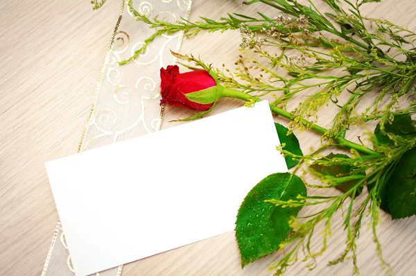 Ευχετήρια κάρτα με κόκκινο τριαντάφυλλο — Φωτογραφία Αρχείου
