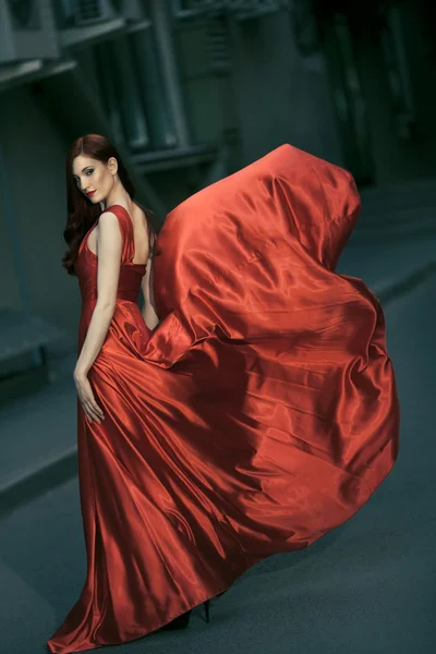 なびく赤いドレスでセクシーな若い美しさの女性 — ストック写真