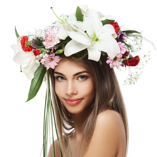 Krásná žena s květinovým věncem — Stock fotografie