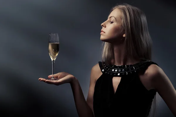 Женщина с бокалом вина в руке — стоковое фото