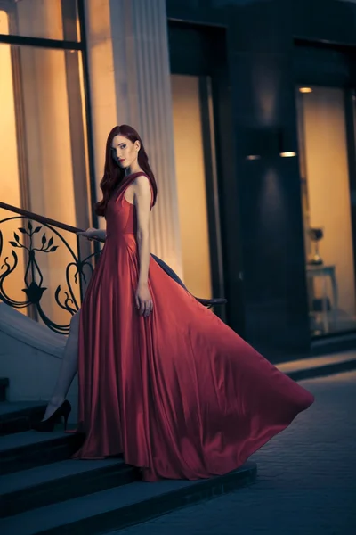 Kırmızı elbise çırpınan içinde seksi genç güzellik kadın — Stok fotoğraf