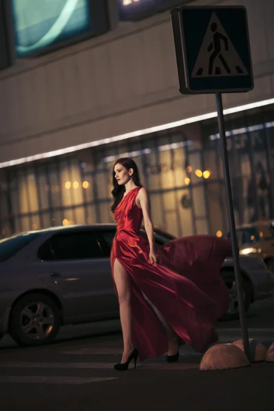 Sexy Schönheit Frau im flatternden roten Kleid - Bewegungsaufnahme — Stockfoto