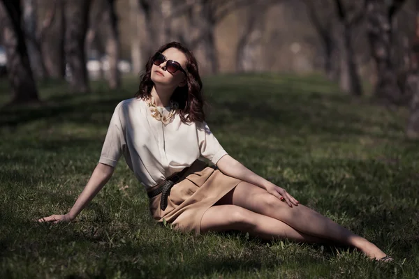 Hübsche Frau im Sommerkleid im Freien — Stockfoto