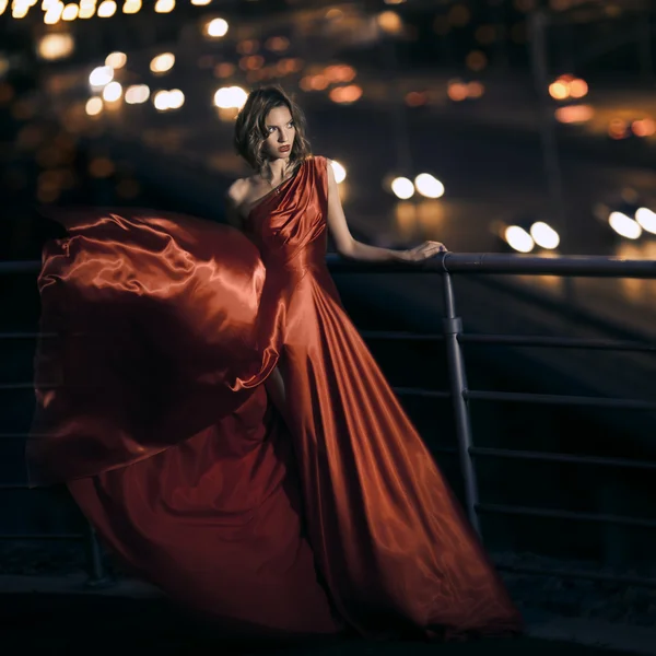 Sexy joven belleza mujer en aleteo vestido rojo — Foto de Stock