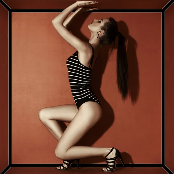 Mladá sexy štíhlá žena červená kostka — Stock fotografie