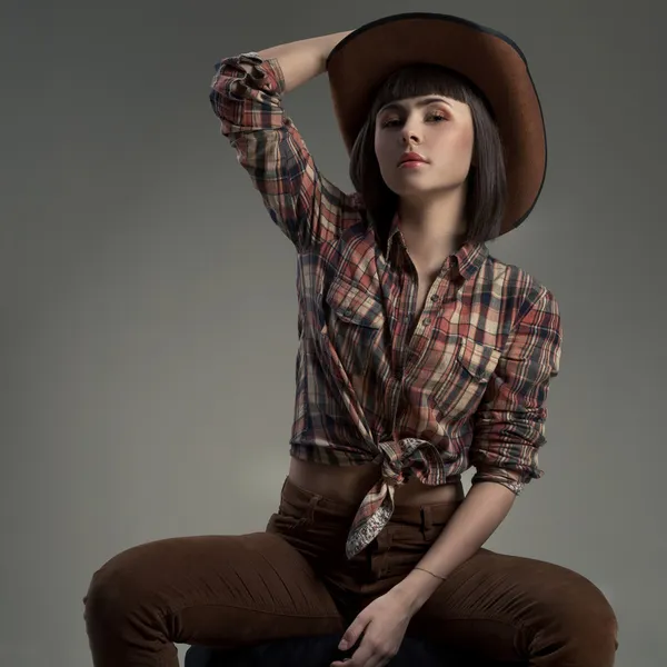 Sexy vrouw in een hoed in een beeld van de Amerikaanse cowboy — Stockfoto