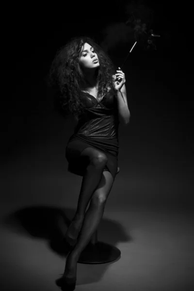 Kadın karanlıkta sigara içiyor. Stüdyo vurdu. BW görüntü — Stok fotoğraf
