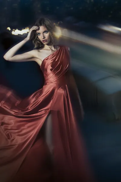 Sexy joven belleza mujer en aleteo vestido rojo —  Fotos de Stock