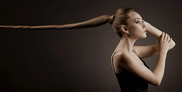 Krásná žena portrét. dlouhé hnědé vlasy — Stock fotografie