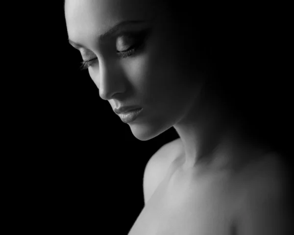 Silhouette femme en noir et blanc — Photo