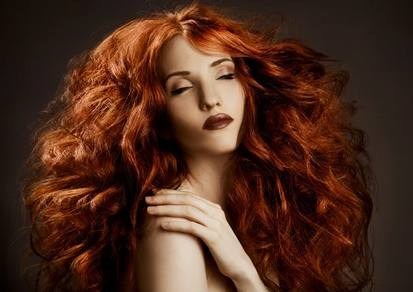 Güzellik Portresi. uzun kıvırcık saçlar — Stockfoto