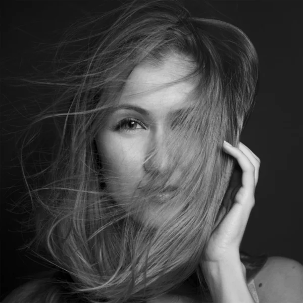 Sağlıklı yaşam ve spa. Rüzgârlı uçan saç modeliyle şehvetli kadın — Stok fotoğraf