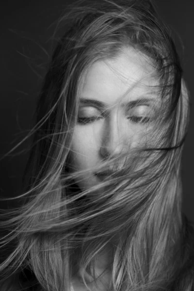 Bienestar y spa. Modelo de mujer sensual con pelo volador barrido por el viento — Foto de Stock