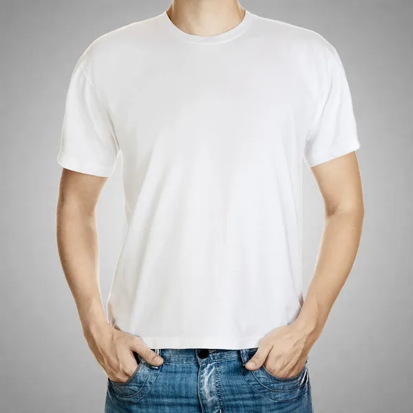 T-shirt bianca su un modello di giovane uomo su sfondo grigio — Foto Stock