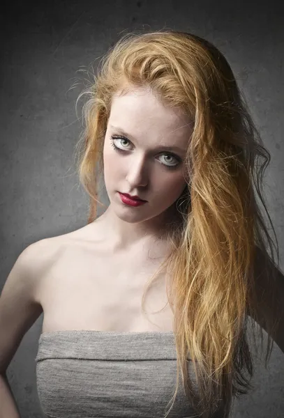 Schöne elegante blasse junge Frau — Stockfoto