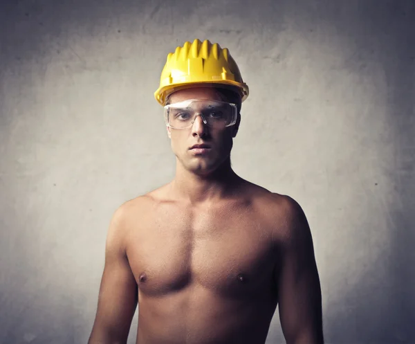 Joven trabajador con gorra de seguridad — Foto de Stock