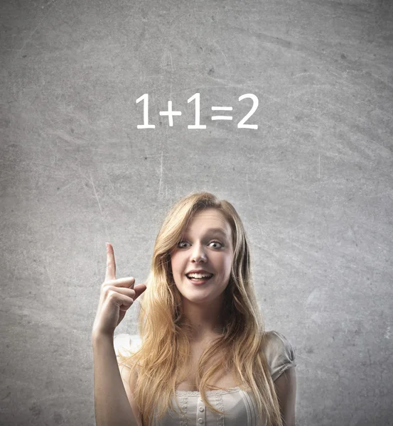 Sorrindo jovem mulher encontrar a solução para o cálculo fácil sobre sua cabeça — Fotografia de Stock
