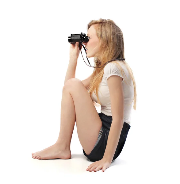 Geïsoleerde zittende jonge vrouw met verrekijkers — Stockfoto