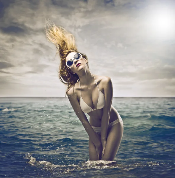 Gyönyörű nő pózol az óceán — Stock Fotó