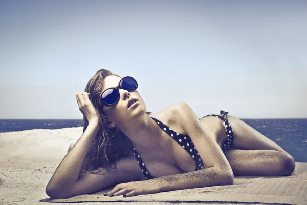 Hermosas gafas de sol en la playa — Foto de Stock